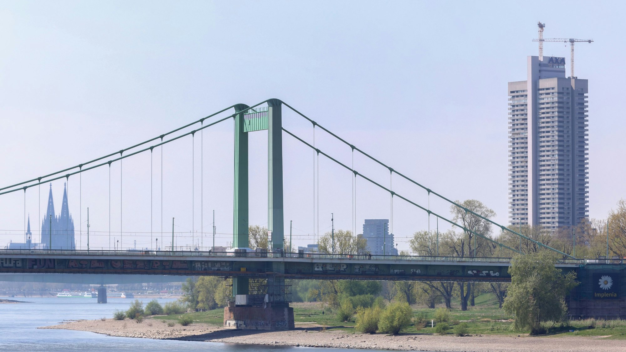 Köln-Panorama: Der Blick auf Dom, Mülheimer Brücke und Colonia-Hochhaus.