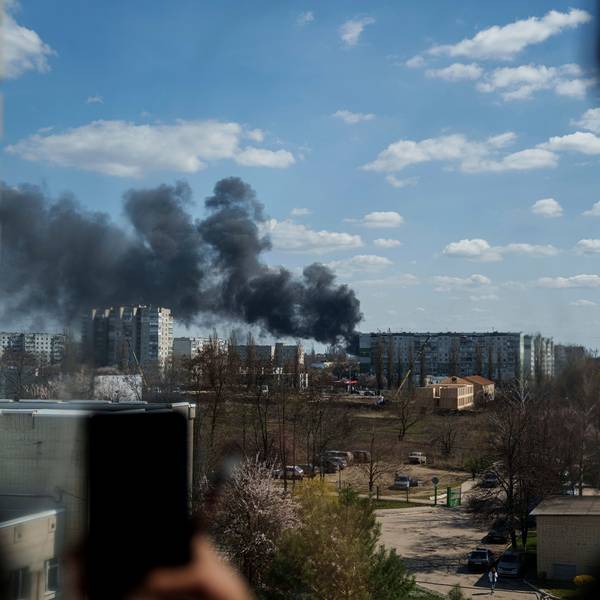 14.04.2025, Ukraine, Sumy: Rauch steigt von einer Explosion nach einem russischen Drohnenangriff auf. Foto: Evgeniy Maloletka/AP/dpa +++ dpa-Bildfunk +++