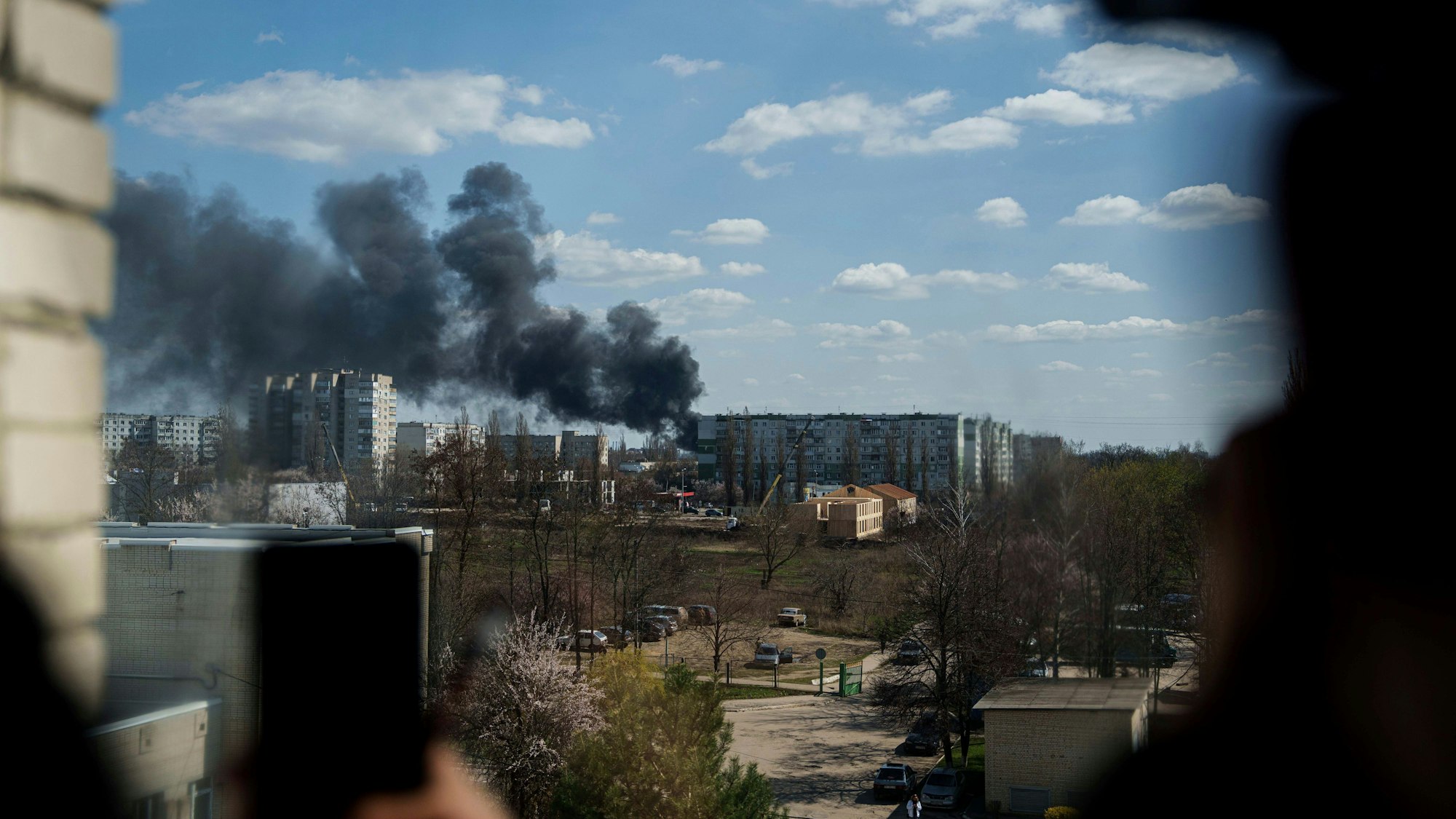14.04.2025, Ukraine, Sumy: Rauch steigt von einer Explosion nach einem russischen Drohnenangriff auf. Foto: Evgeniy Maloletka/AP/dpa +++ dpa-Bildfunk +++