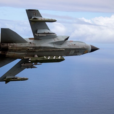 ARCHIV - 28.03.2017, Südafrika, Bredasdorp: HANDOUT - Die von der Bundeswehr herausgegebene Aufnahme zeigt einen Kampfjet Tornado IDS ASSTA 3.0, bestückt mit dem Lenkflugkörper Taurus, der im Rahmen der Übung «Two Oceans» fliegt. (zu dpa: «Merz' Offenheit für Taurus-Lieferungen kommt in EU gut an») Foto: Andrea Bienert/Bundeswehr/dpa +++ dpa-Bildfunk +++