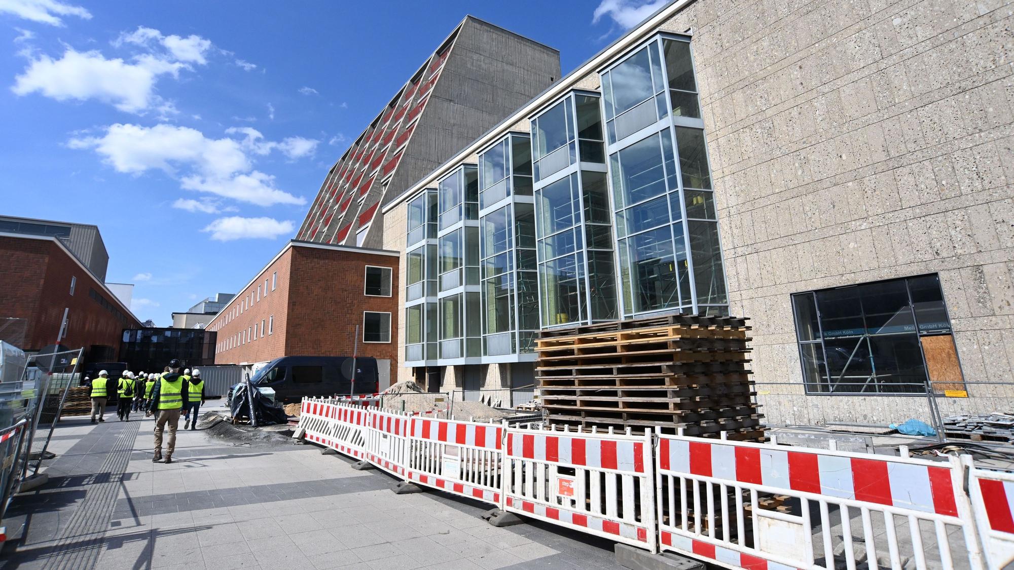 02.04.2025 Köln. Bei einem Rundgang über die Opern-Baustelle erläutern Markus Greitemann, Beigeordneter für Planen und Bauen der Stadt Köln, und Projektleiter Prof. Jürgen Marc Volm den Fortschritt am Offenbachplatz. Foto: Alexander Schwaiger