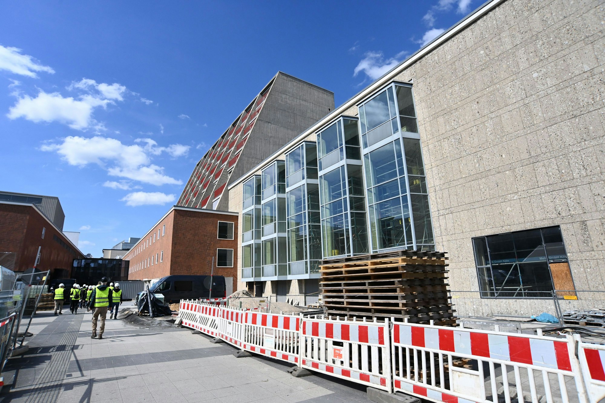Seit 2012 saniert die Stadt ihr Schauspielhaus und ihre Oper am Offenbachplatz. (Archivbild April 2025).