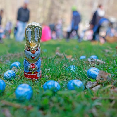 Süßigkeiten zum Osterfest liegen auf einer Wiese im Garten. Ostereiersuche Erwachsene entdecken nach Beobachtung von Forschern von Kindern gefeierte Feste wie Ostern auch für sich.