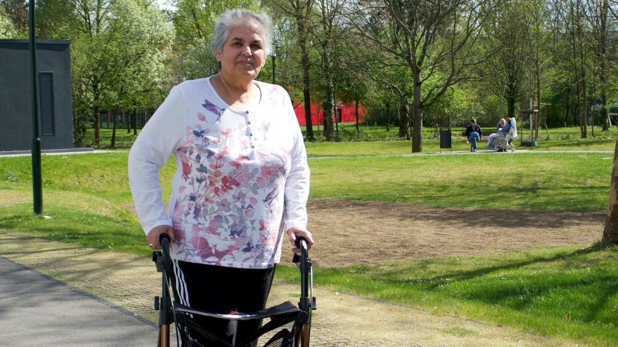 Oya Kar betritt ihr Zimmer in der Reha. Auf dem Bild sieht man groß die Zimmernummer 8.