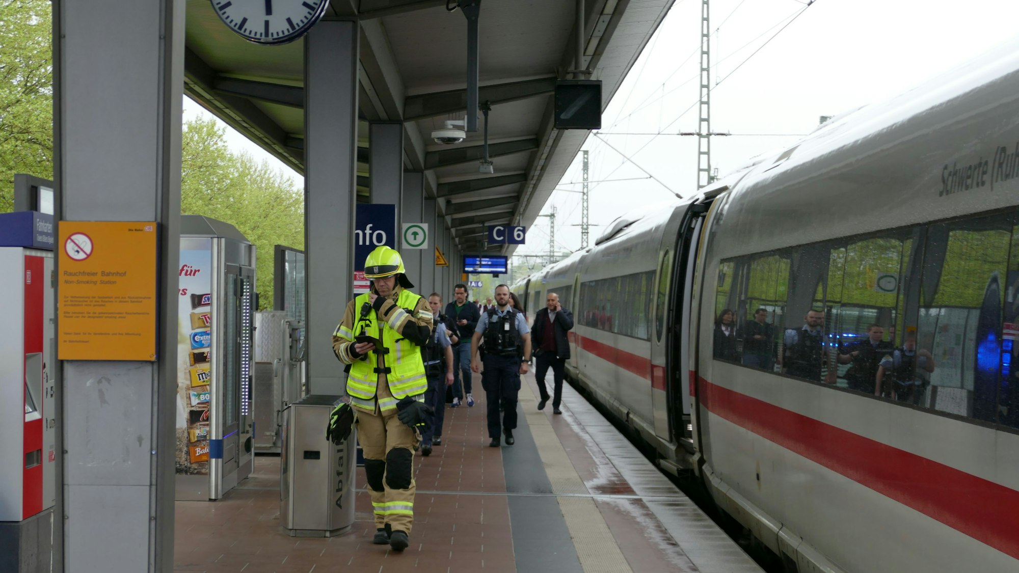Die Feuerwehr rückte zum Einsatz im Siegburger ICE-Bahnhof aus.