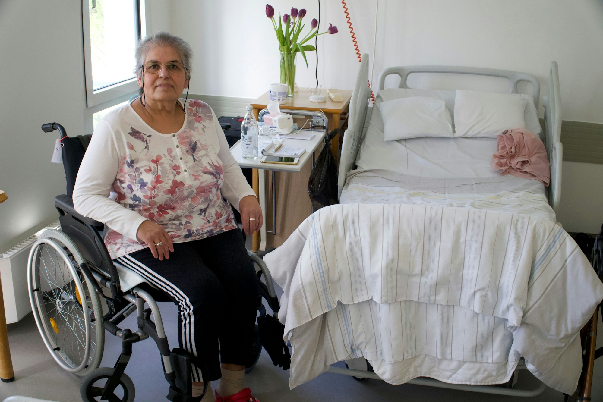 Oya Kar mit ihrer Gehhilfe in der „RehaNova“