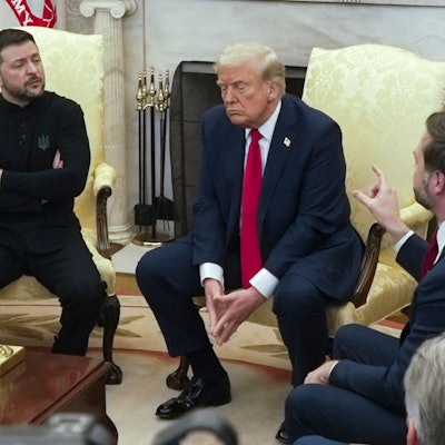 ARCHIV - 28.02.2025, USA, Washington: US-Vizepräsident JD Vance (r) spricht mit dem ukrainischen Präsidenten Wolodymyr Selenskyj (l) im Beisein von US-Präsident Donald Trump (M) im Oval Office des Weißen Hauses. (zu dpa: «Selenskyj an Trump: Komm vor Friedenslösung in die Ukraine») Foto: Mystyslav Chernov/AP/dpa +++ dpa-Bildfunk +++