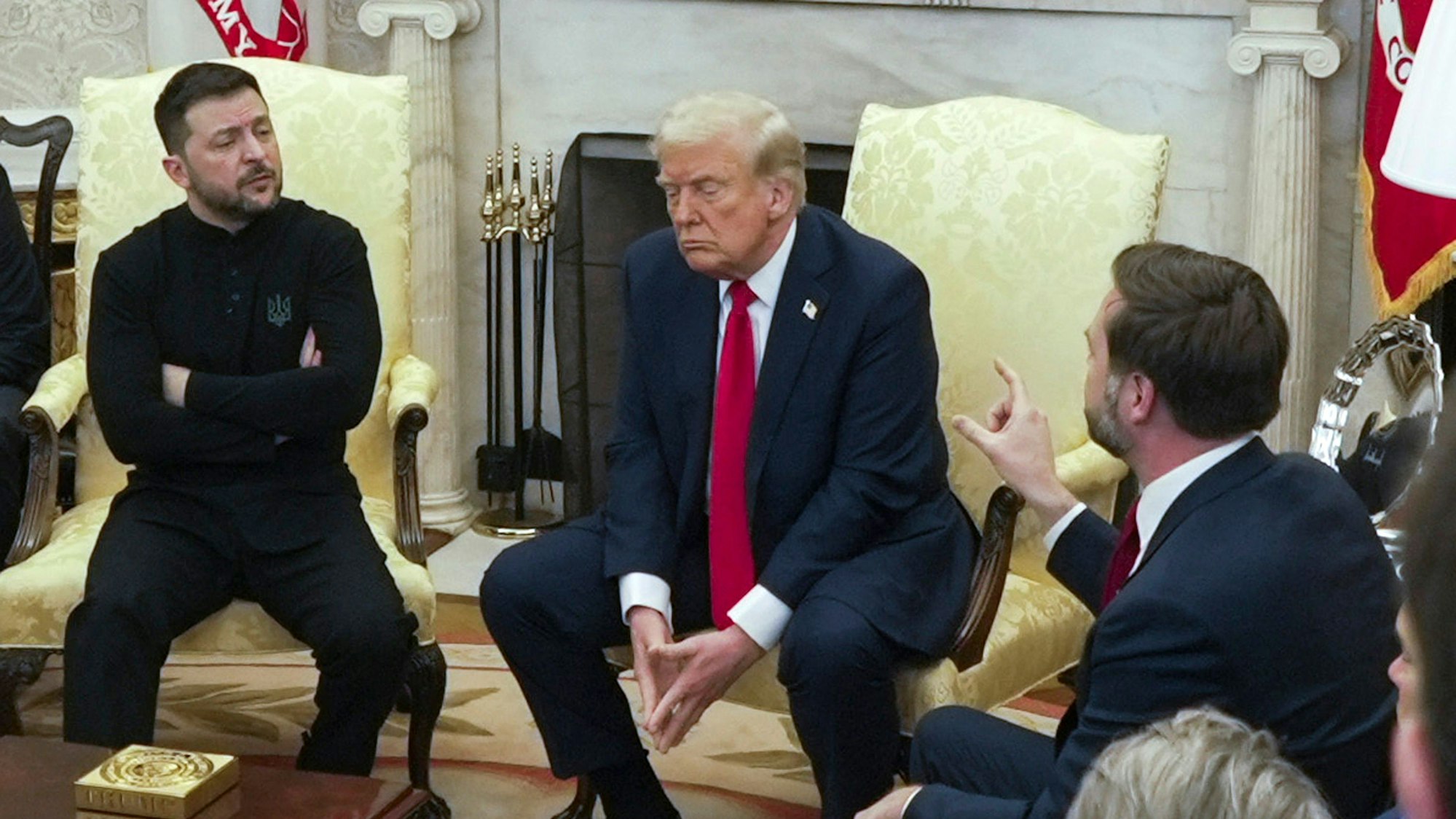 ARCHIV - 28.02.2025, USA, Washington: US-Vizepräsident JD Vance (r) spricht mit dem ukrainischen Präsidenten Wolodymyr Selenskyj (l) im Beisein von US-Präsident Donald Trump (M) im Oval Office des Weißen Hauses. (zu dpa: «Selenskyj an Trump: Komm vor Friedenslösung in die Ukraine») Foto: Mystyslav Chernov/AP/dpa +++ dpa-Bildfunk +++