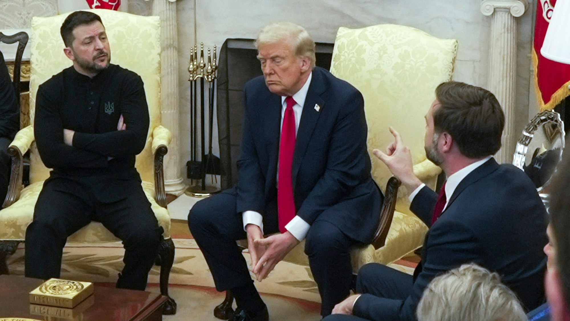 Eine Szene, die in der ganzen Welt Empörung auslöste: US-Vizepräsident JD Vance (r) spricht mit dem ukrainischen Präsidenten Wolodymyr Selenskyj (l) im Beisein von US-Präsident Donald Trump (M) im Oval Office des Weißen Hauses.