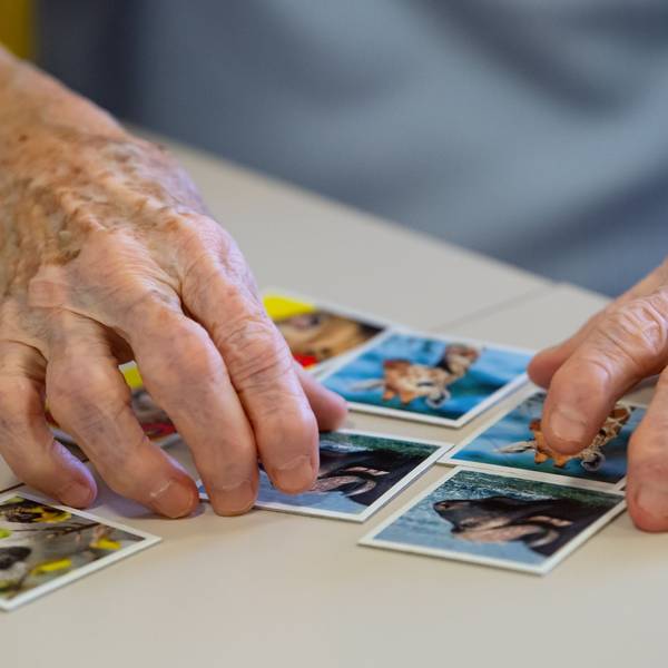 Eine Bewohnerin eines Altenheims spielt auf einer Pflegestation das Spiel «Memory» und legt Kartenpaare zusammen.