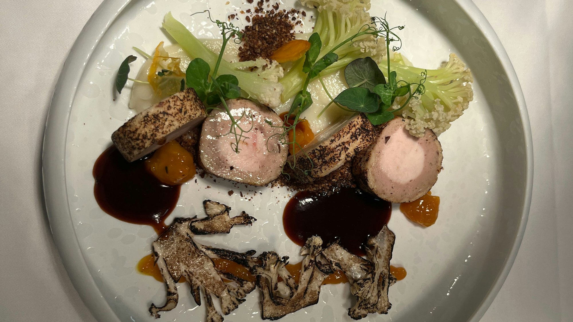 Der Küchenchef des Sevidian in Hennef-Stadt Blankenberg, Cyril Becker, hat ein Ostermenü zum Nachjochen kreiert, fine dining für Zuhause. Hauptgang: Pute in Farce und Toast mit dreierlei Blumenkohl und Rosmarin-Jus.