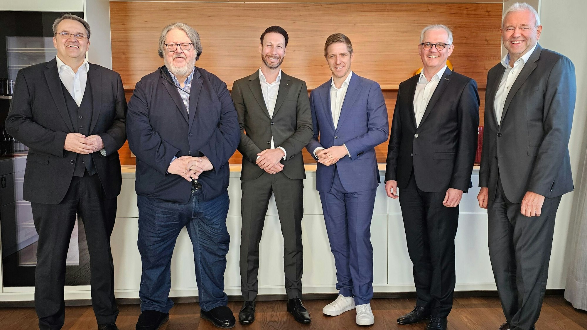 Udo Becker, Bernd Kolvenbach, Daniel Ruland, Markus Ramers, Holger Glück, Wolfgang Krüger haben sich zum Foto aufgestellt.