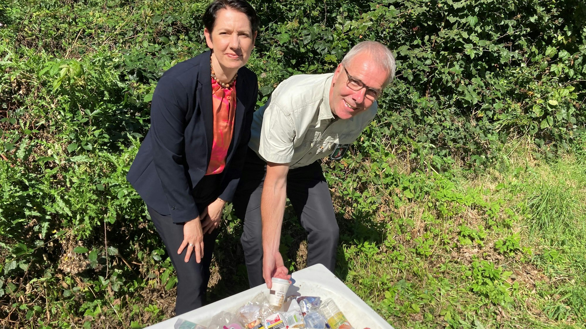 NRW-Landwirtschaftsministerin Silke Gorißen (CDU, links) informiert sich über ein Umweltprojekt im Kottenforst bei Bonn.