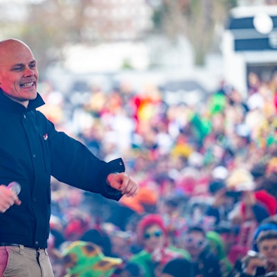 27.02.2025, Köln: Cat Ballou singen vom kölsche Gefühl. Weiberfastnacht wird auch im Tanzbrunnen gefeiert. Foto: Uwe Weiser