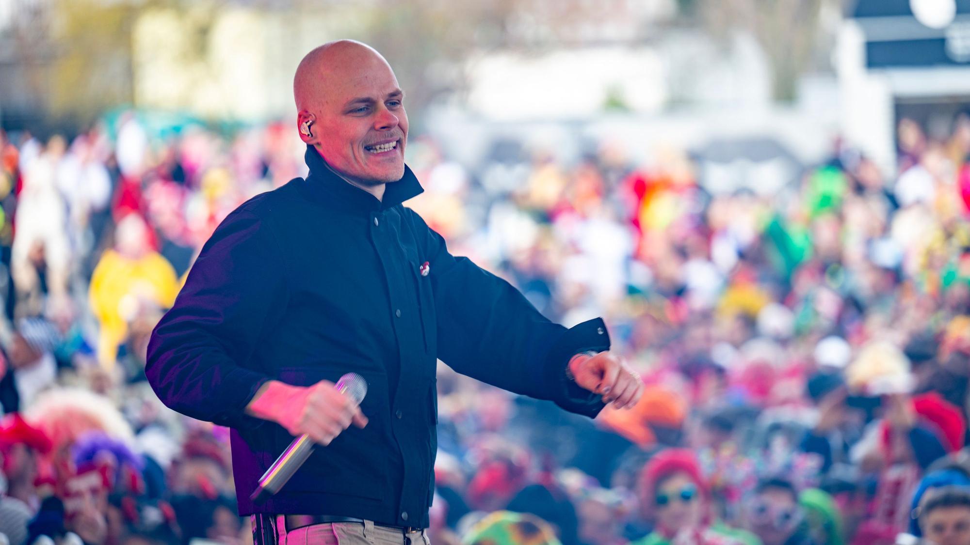 27.02.2025, Köln: Cat Ballou singen vom kölsche Gefühl. Weiberfastnacht wird auch im Tanzbrunnen gefeiert. Foto: Uwe Weiser