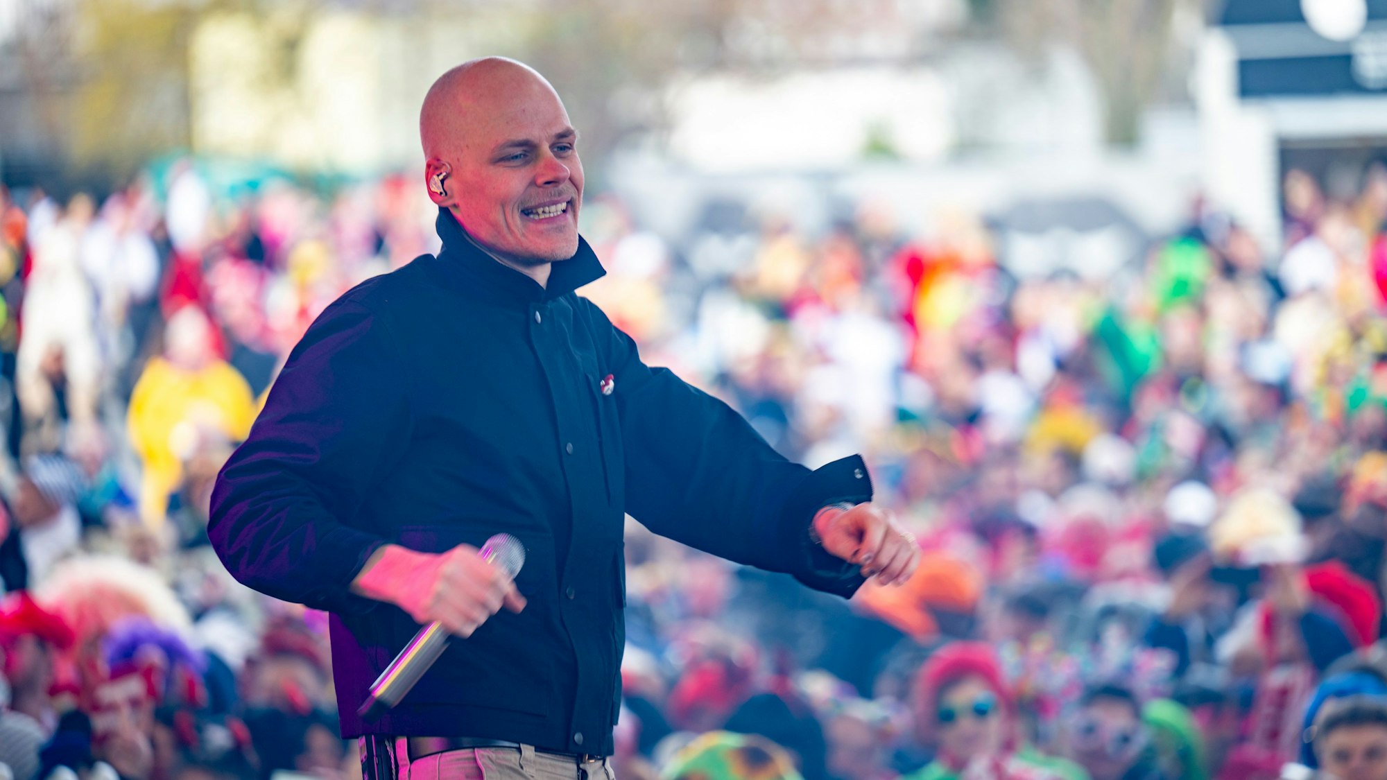 27.02.2025, Köln: Cat Ballou singen vom kölsche Gefühl. Weiberfastnacht wird auch im Tanzbrunnen gefeiert. Foto: Uwe Weiser