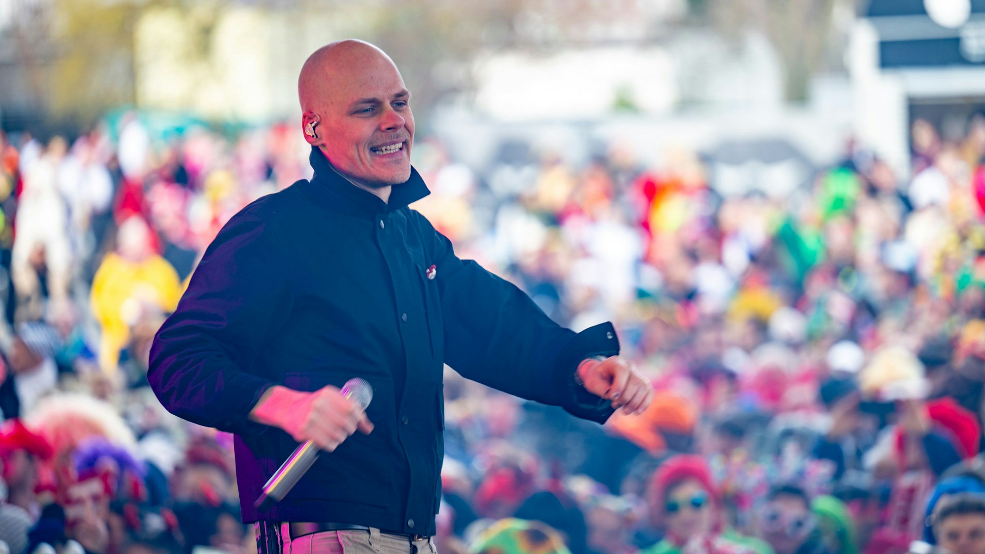 Oliver Niesen steht auf der Bühne vom Tanzbrunnen.