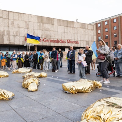 14.4.2025: Mahnwache des Blau-Gelben Kreuzes für die Opfer von Sumy vor dem Kölner Dom.