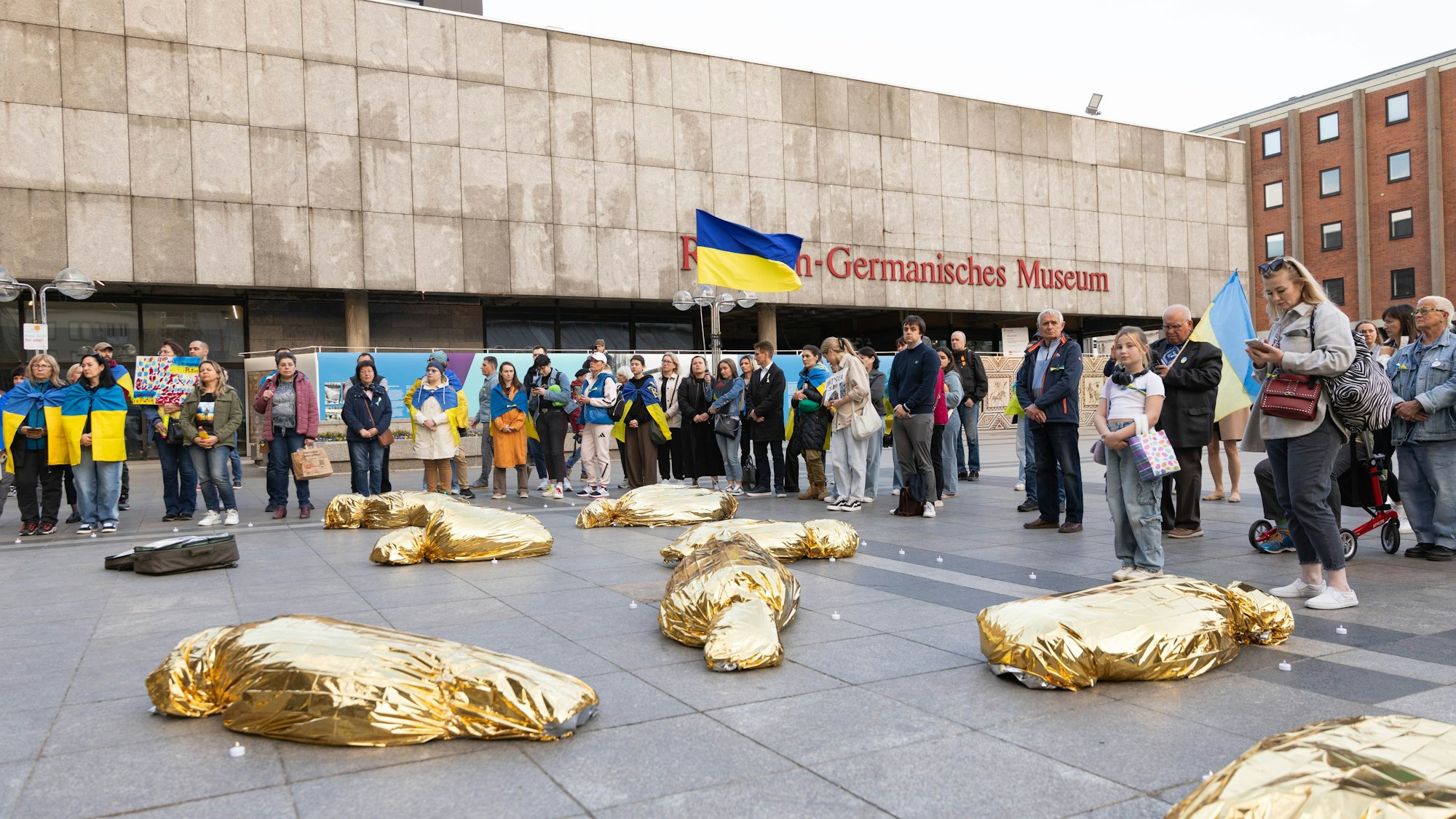 Mahnwache des Blau-Gelben Kreuzes für die Opfer von Sumy vor dem Kölner Dom.