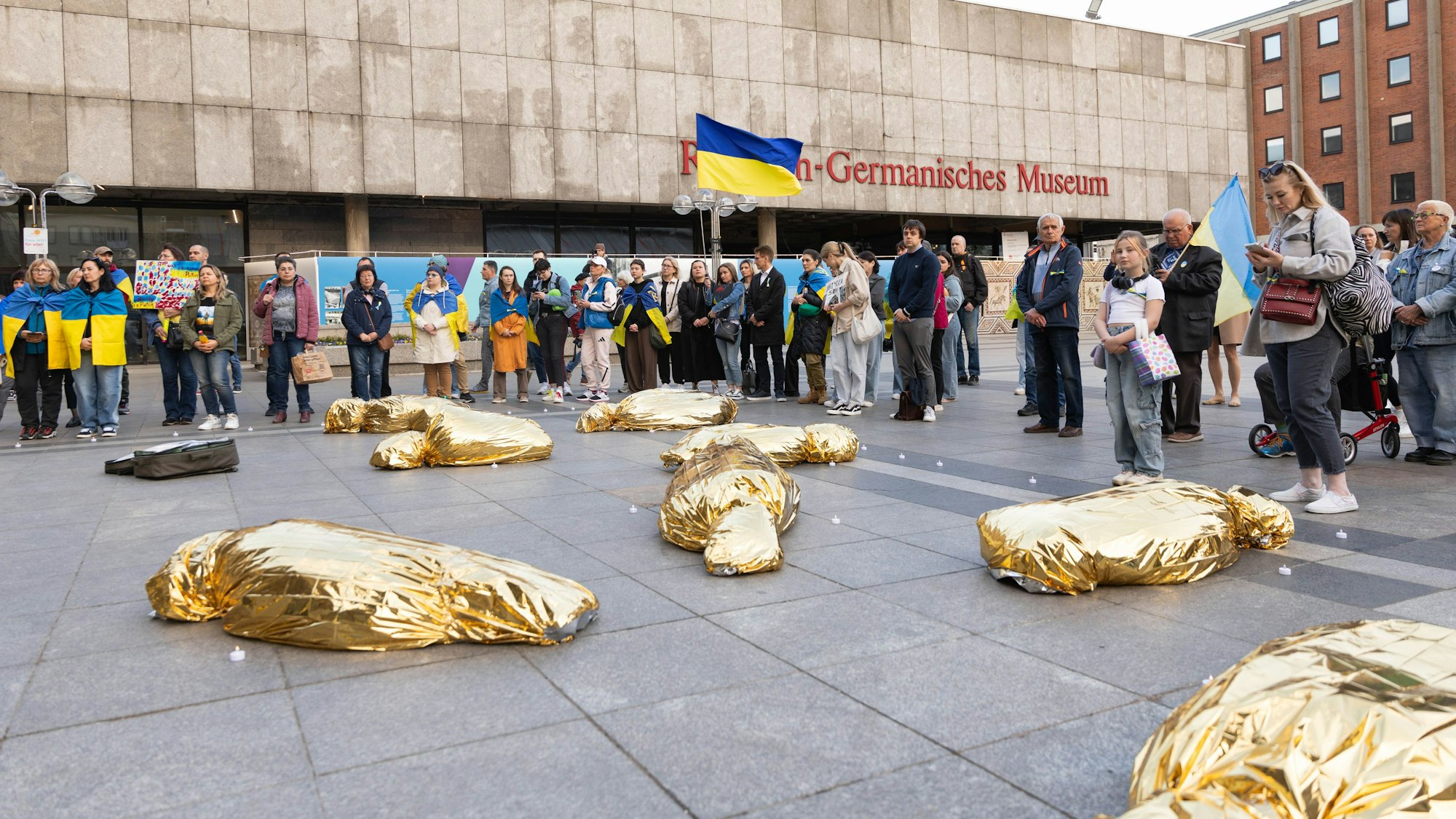 14.4.2025: Mahnwache des Blau-Gelben Kreuzes für die Opfer von Sumy vor dem Kölner Dom.