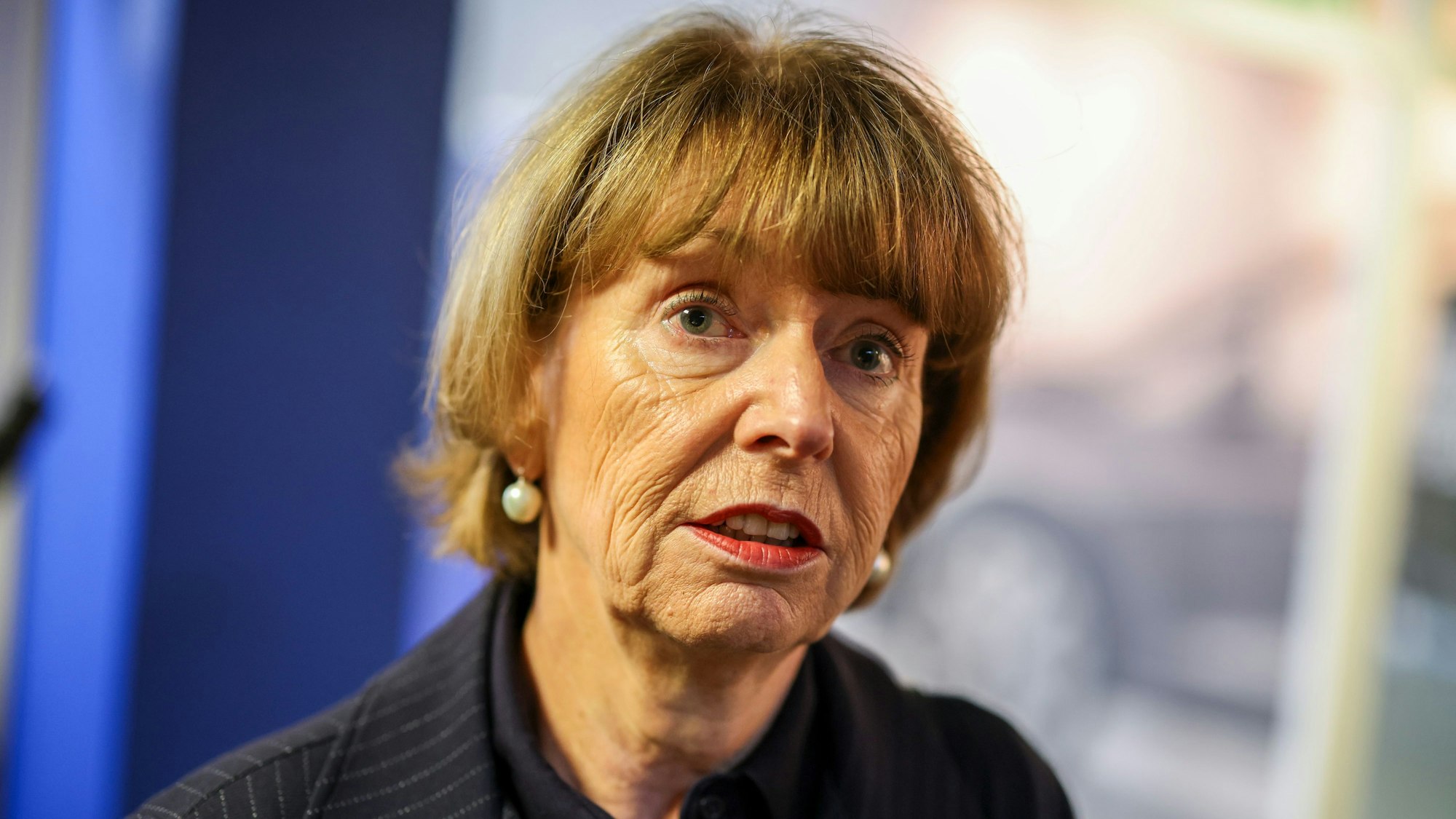 Nahaufnahme von Kölns Oberbürgermeisterin Henriette Reker am Rande einer Ford-Betriebsversammlung. (Archivbild)