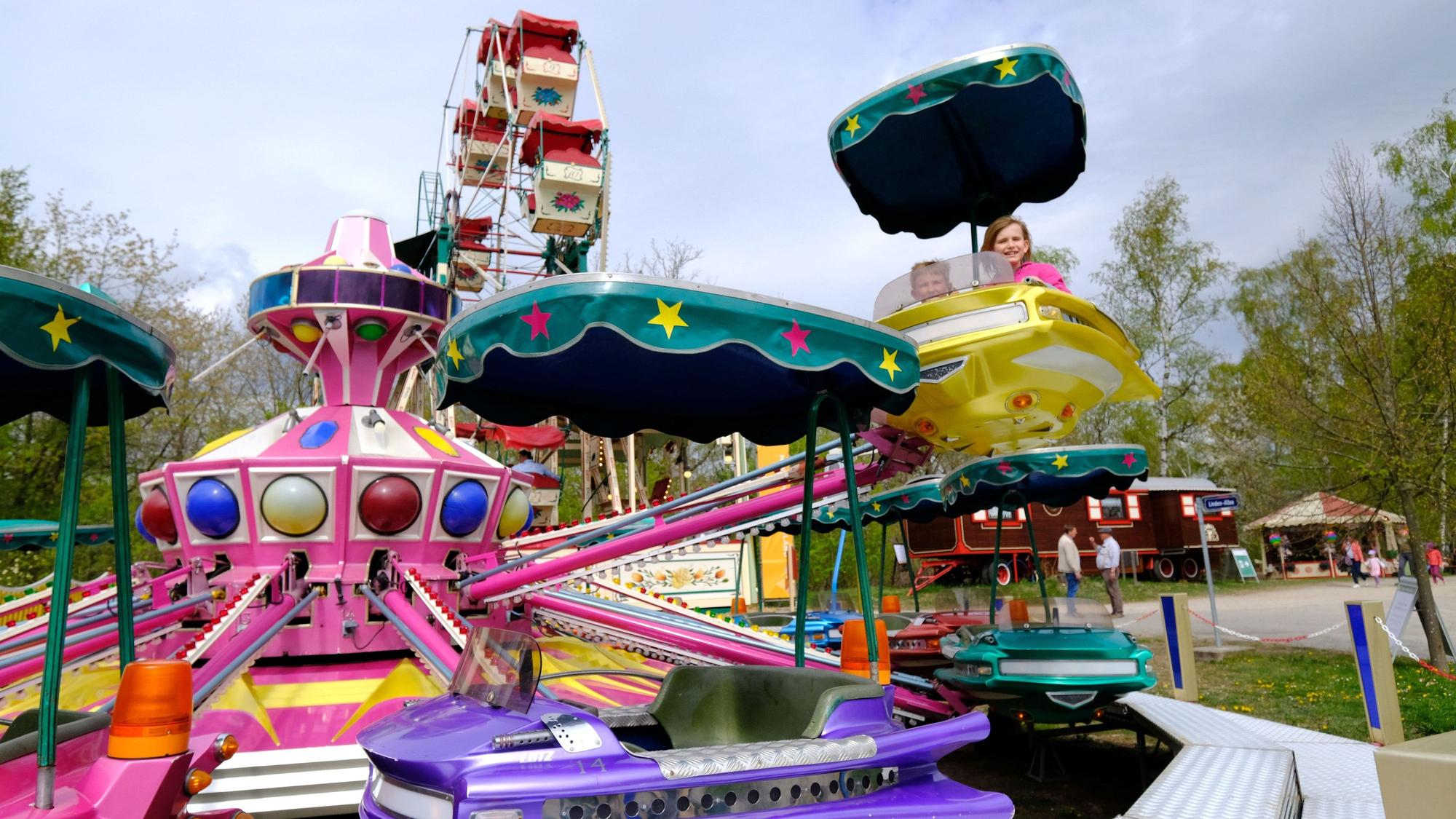 Ein Karussell und ein Riesenrad auf dem „Jahrmarkt anno dazumal“ im Kommerner Freilichtmuseum.