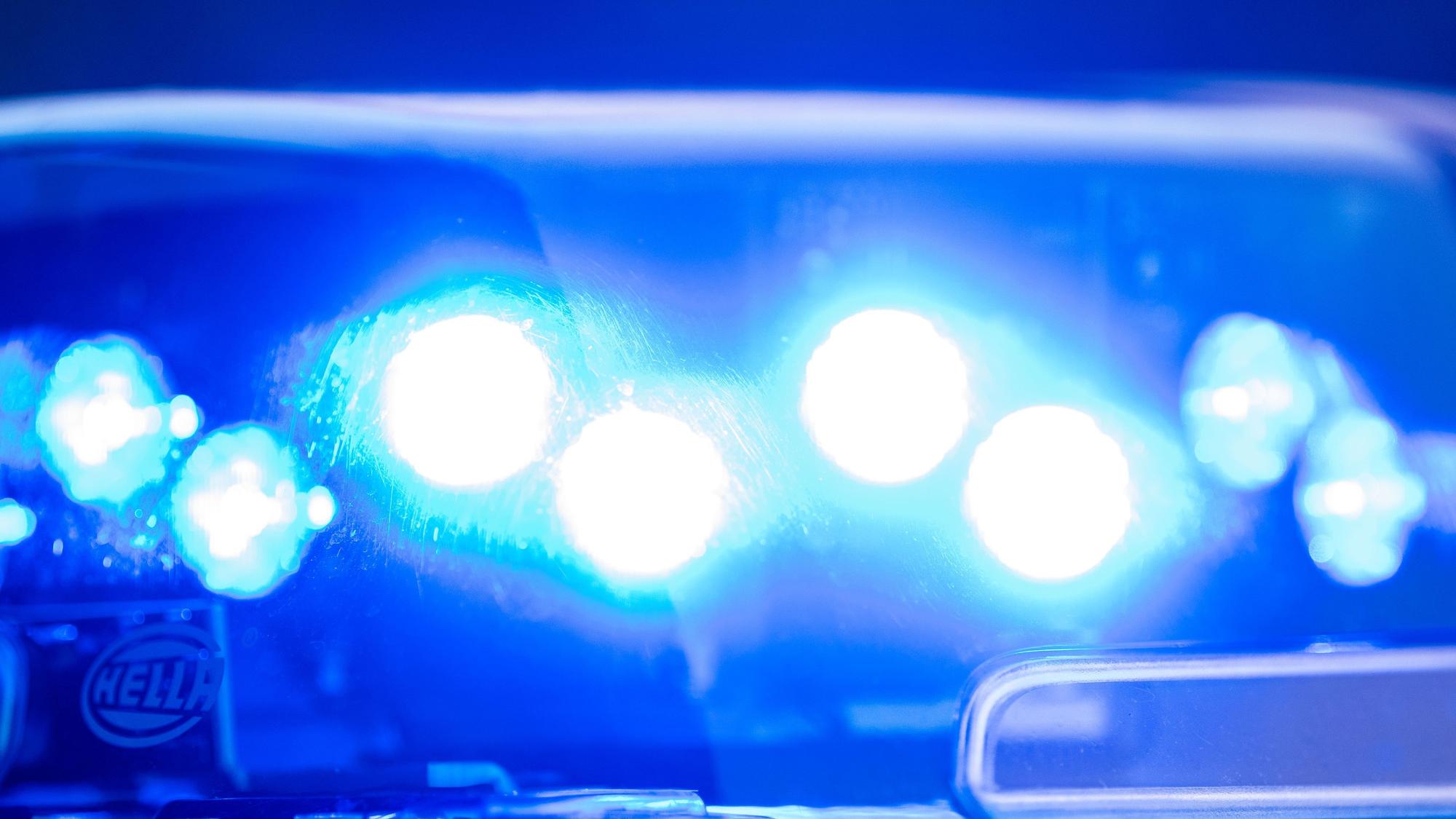 Ein Blaulicht leuchtet an einer Polizeistreife. (Symbolfoto)