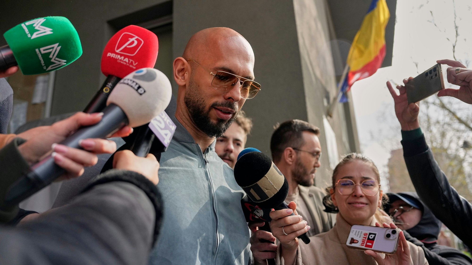 01.04.2025, Rumänien, Bukarest: Andrew Tate spricht zu den Medien vor der Direktion für die Untersuchung von organisiertem Verbrechen und Terrorismus (DIICOT). Foto: Andreea Alexandru/AP/dpa +++ dpa-Bildfunk +++