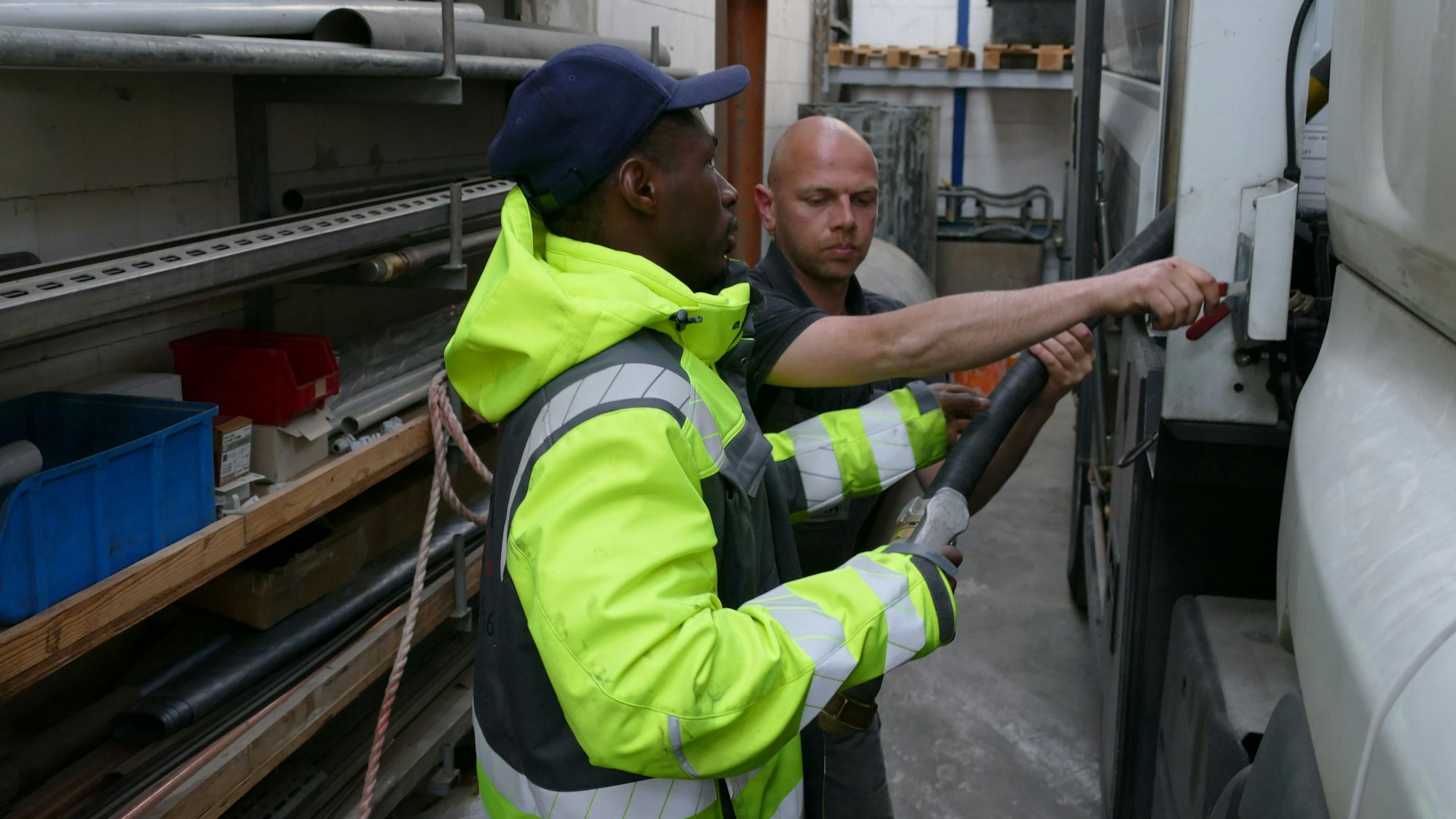 Derzeit arbeitet Abdou Diallo als Tankschutzmonteur. Lieber jedoch möchte er eine Ausbildung als Elektroniker machen. Einen Ausbildungsplatz hätte er.