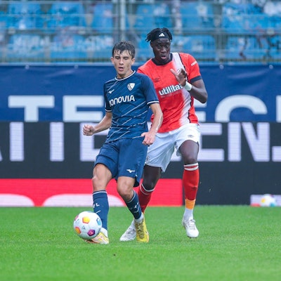 Ein Fußballer spielt einen Pass.