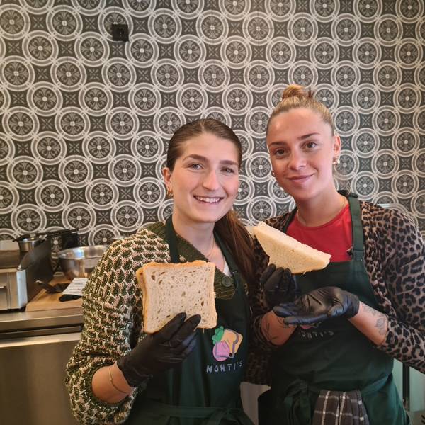 Zwei junge Frauen stehen nebeneinander. Sie halten Plus-Size-Toastscheiben hoch.