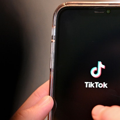 Auf einem Smartphone wird die Social-Media-App TikTok geöffnet.