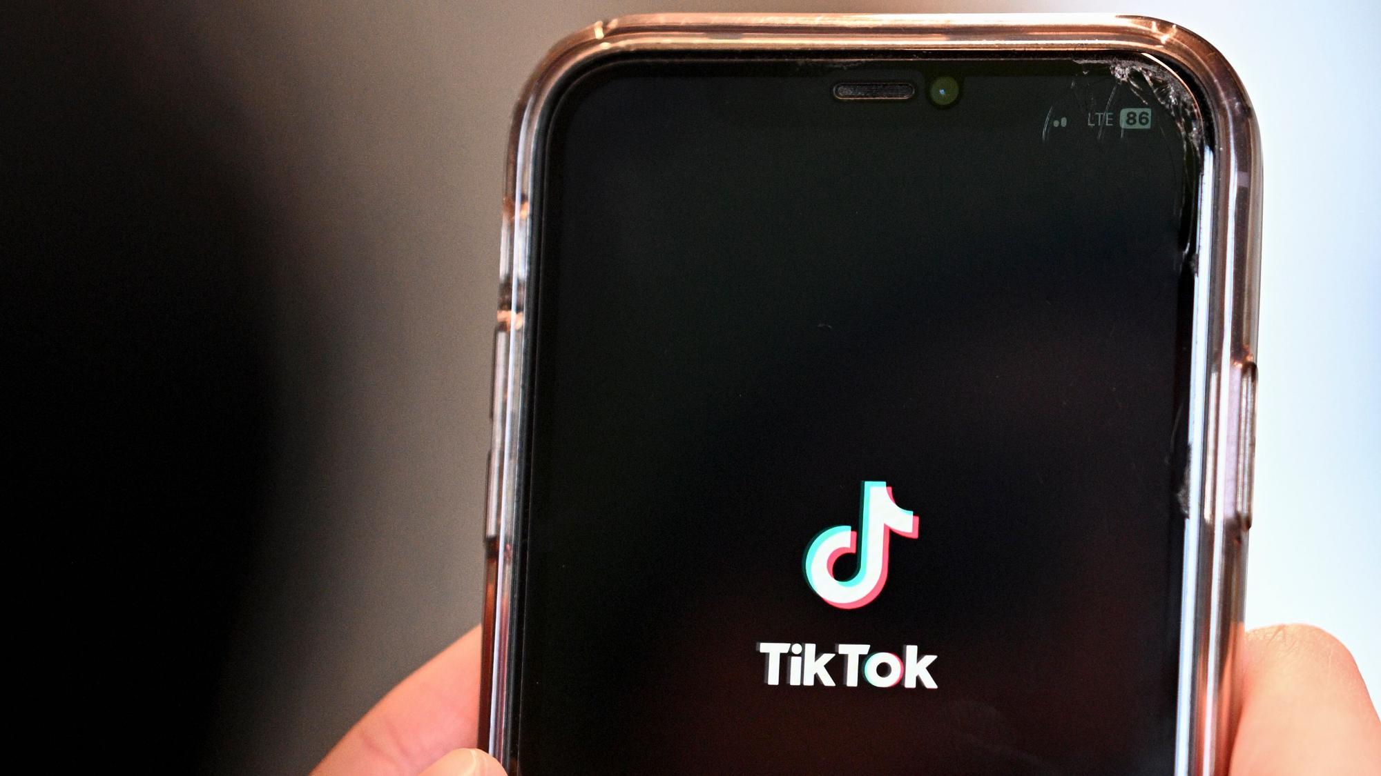 Auf einem Smartphone wird die Social-Media-App TikTok geöffnet.