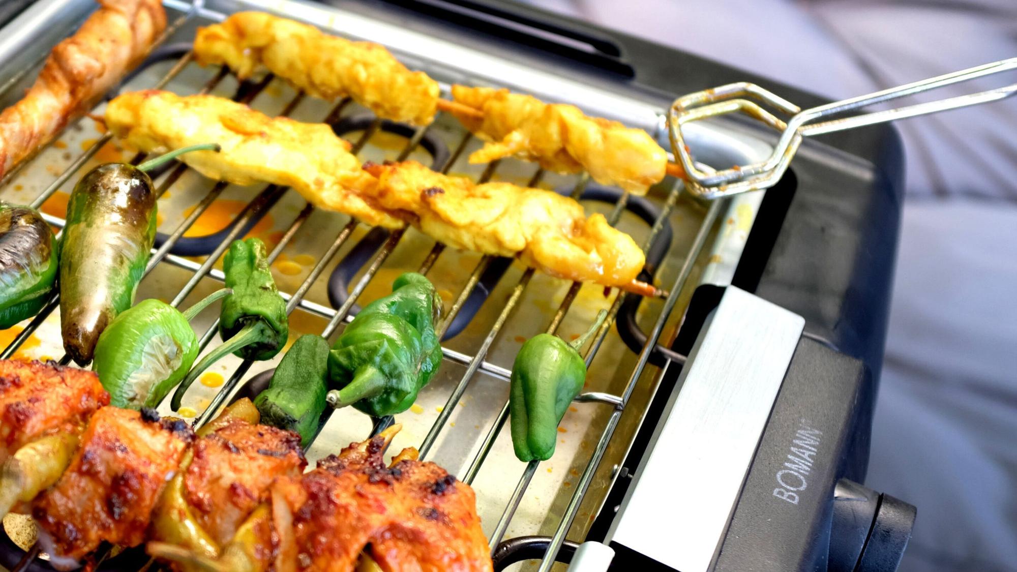 ARCHIV - Strom statt Kohle: Elektrogrills punkten mit Effizienz und Komfort. (zu dpa: «Tipps fürs Angrillen - so gelingt es mit dem Elektrogrill») Foto: Laura Ludwig/dpa-tmn - Honorarfrei nur für Bezieher des dpa-Themendienstes +++ dpa-Themendienst +++