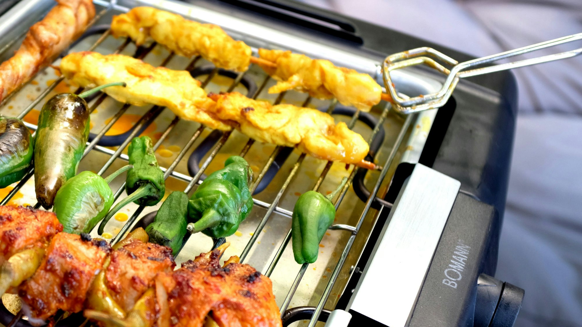 ARCHIV - Strom statt Kohle: Elektrogrills punkten mit Effizienz und Komfort. (zu dpa: «Tipps fürs Angrillen - so gelingt es mit dem Elektrogrill») Foto: Laura Ludwig/dpa-tmn - Honorarfrei nur für Bezieher des dpa-Themendienstes +++ dpa-Themendienst +++