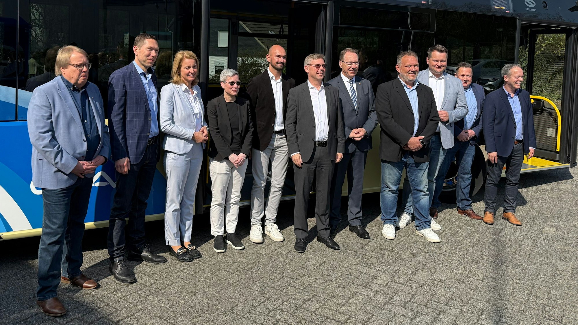 Auf ihrem Betriebshof in der Wipperfürther Ortschaft Hämmern stellte die Ovag am Dienstag die neuen Busse vor. Dort begann auch die erste offizielle Fahrt.