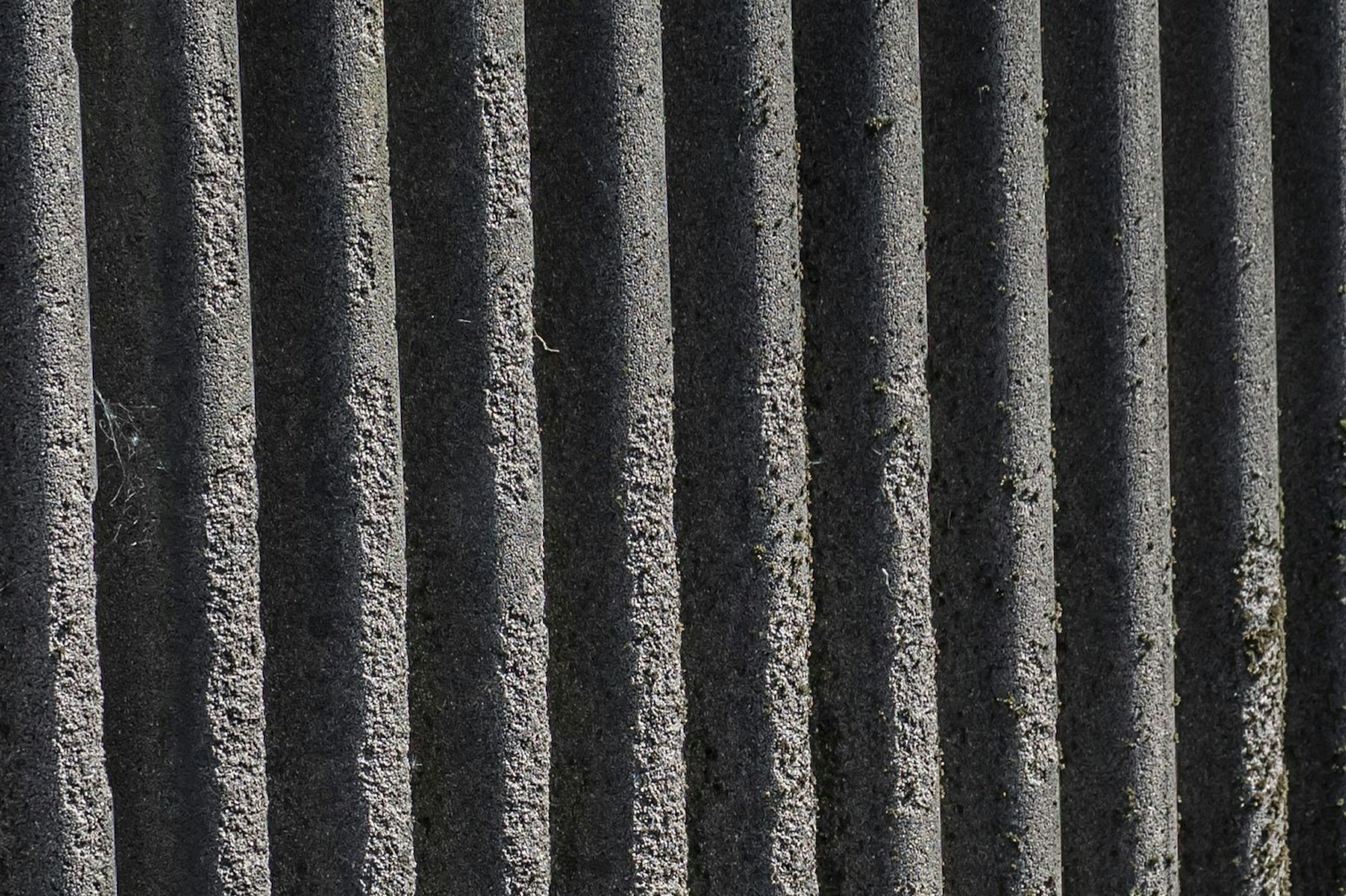 Beton-Erosion durch die jahrzehntelange Wasserschwall-Einwirkung.
