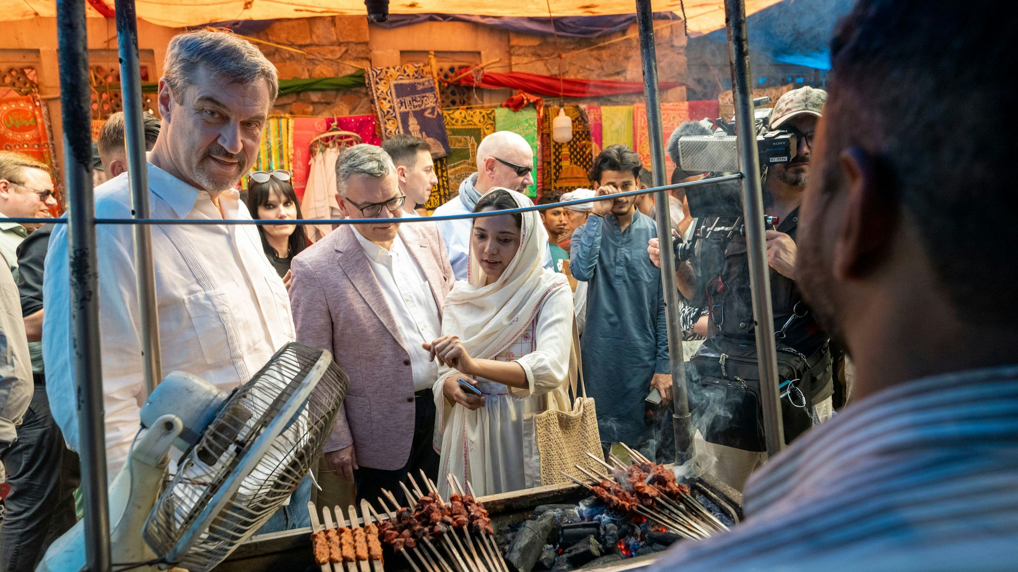 13.04.2025, Indien, Neu Delhi: Markus Söder, (CSU) Ministerpräsident von Bayern, unternimmt während seiner mehrtägigen Indienreise einen Spaziergang über einen Markt um Stadtteil Nizamuddin. Foto: Peter Kneffel/dpa +++ dpa-Bildfunk +++