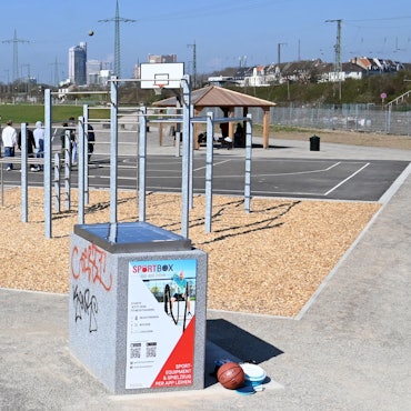 Am Sportpionierpark im Inneren Grüngürtel steht eine der Kölner Sportboxen.