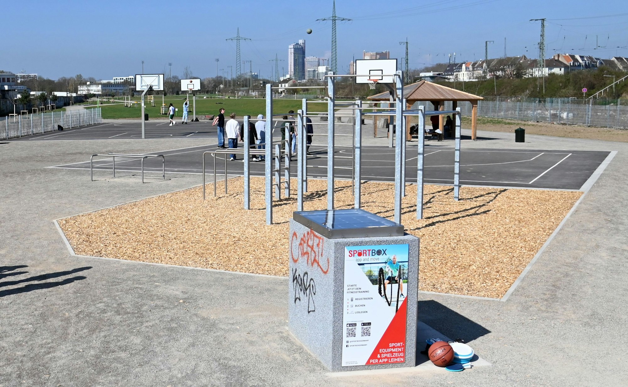 Am Sportpionierpark im Inneren Grüngürtel steht eine der Kölner Sportboxen.