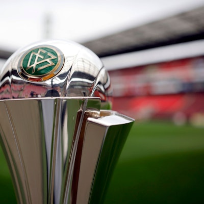 Der DFB-Pokal der Frauen zu sehen bei der Pressekonferenz zur Austragung des DFB-Pokalfinale der Frauen zwischen FC Bayern München und SV Werder Bremen im RheinEnergieStadion in Köln. Köln, 15.04.2025 NRW Deutschland *** The DFB Womens Cup on display at the press conference for the DFB Womens Cup final between FC Bayern Munich and SV Werder Bremen at the RheinEnergieStadion in Cologne Cologne, 15 04 2025 NRW Germany Copyright: xChristophxHardtx