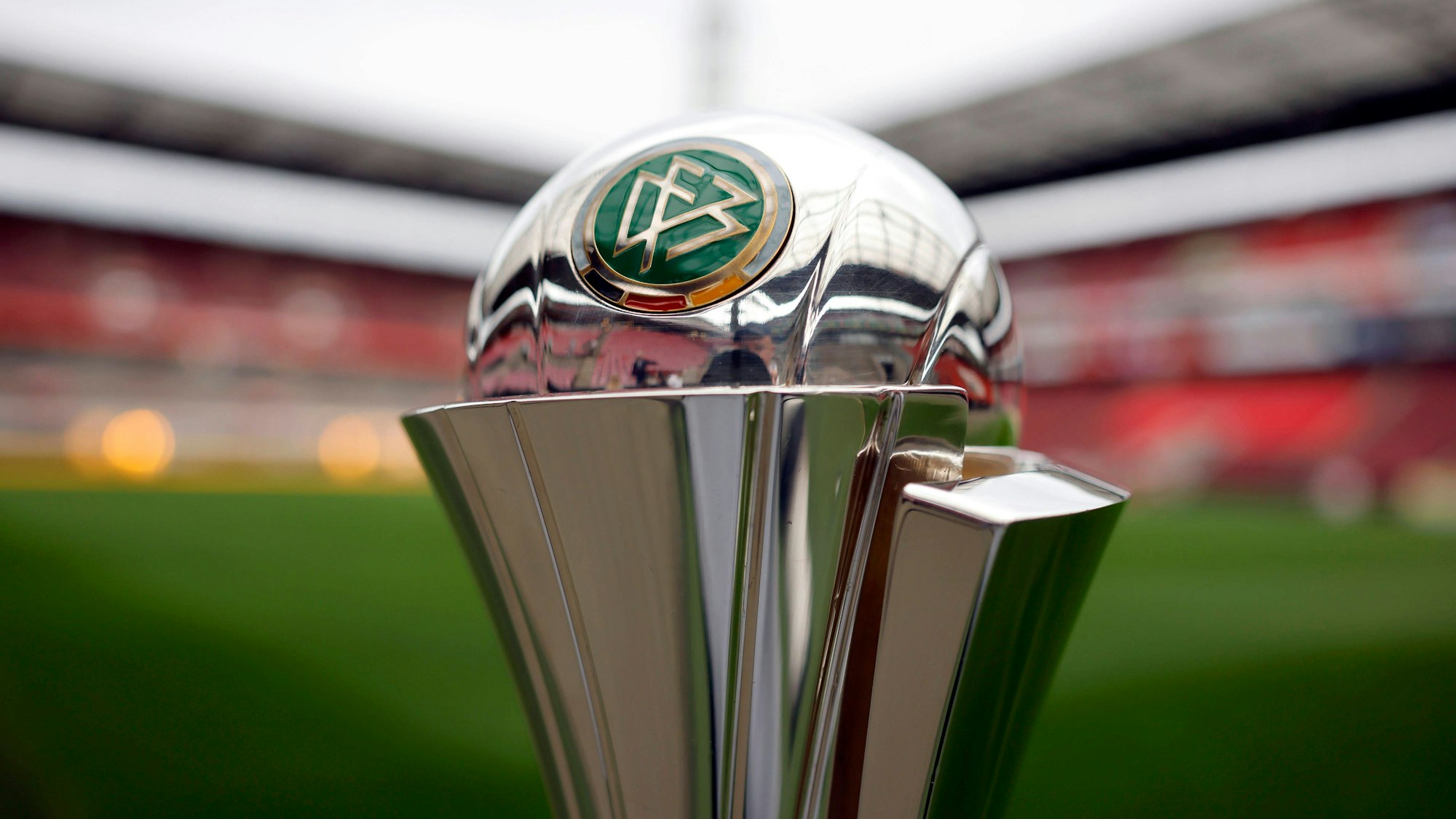 Der DFB-Pokal der Frauen zu sehen bei der Pressekonferenz zur Austragung des DFB-Pokalfinale der Frauen zwischen FC Bayern München und SV Werder Bremen im RheinEnergieStadion in Köln. Köln, 15.04.2025 NRW Deutschland *** The DFB Womens Cup on display at the press conference for the DFB Womens Cup final between FC Bayern Munich and SV Werder Bremen at the RheinEnergieStadion in Cologne Cologne, 15 04 2025 NRW Germany Copyright: xChristophxHardtx