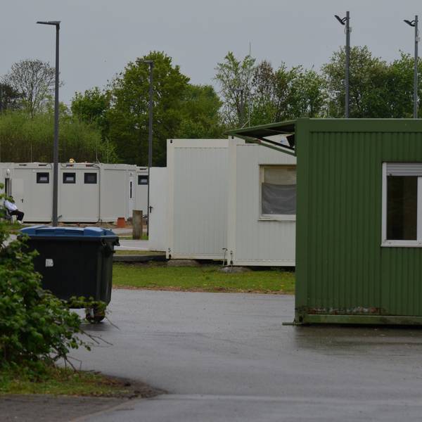 Das Bild zeigt einige Container einer Flüchtlingsunterkunft.