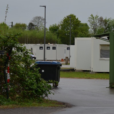 Das Foto zeigt Wohncontainer in der Flüchtlingsunterkunft an der Bruchhöhe in Kerpen-Sindorf.
