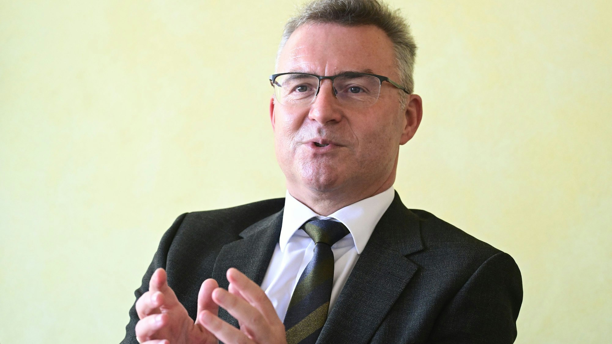 ARCHIV - 21.10.2024, Baden-Württemberg, Bruchsal: Achim Brötel, der Präsident des Deutschen Landkreistages, aufgenommen bei der Landkreisversammlung Baden-Württemberg zum Thema Fluchtmigration und Integration. (zu dpa: «Landkreistag warnt vor Kommunalfinanzen im «freien Fall»») Foto: Bernd Weißbrod/dpa +++ dpa-Bildfunk +++