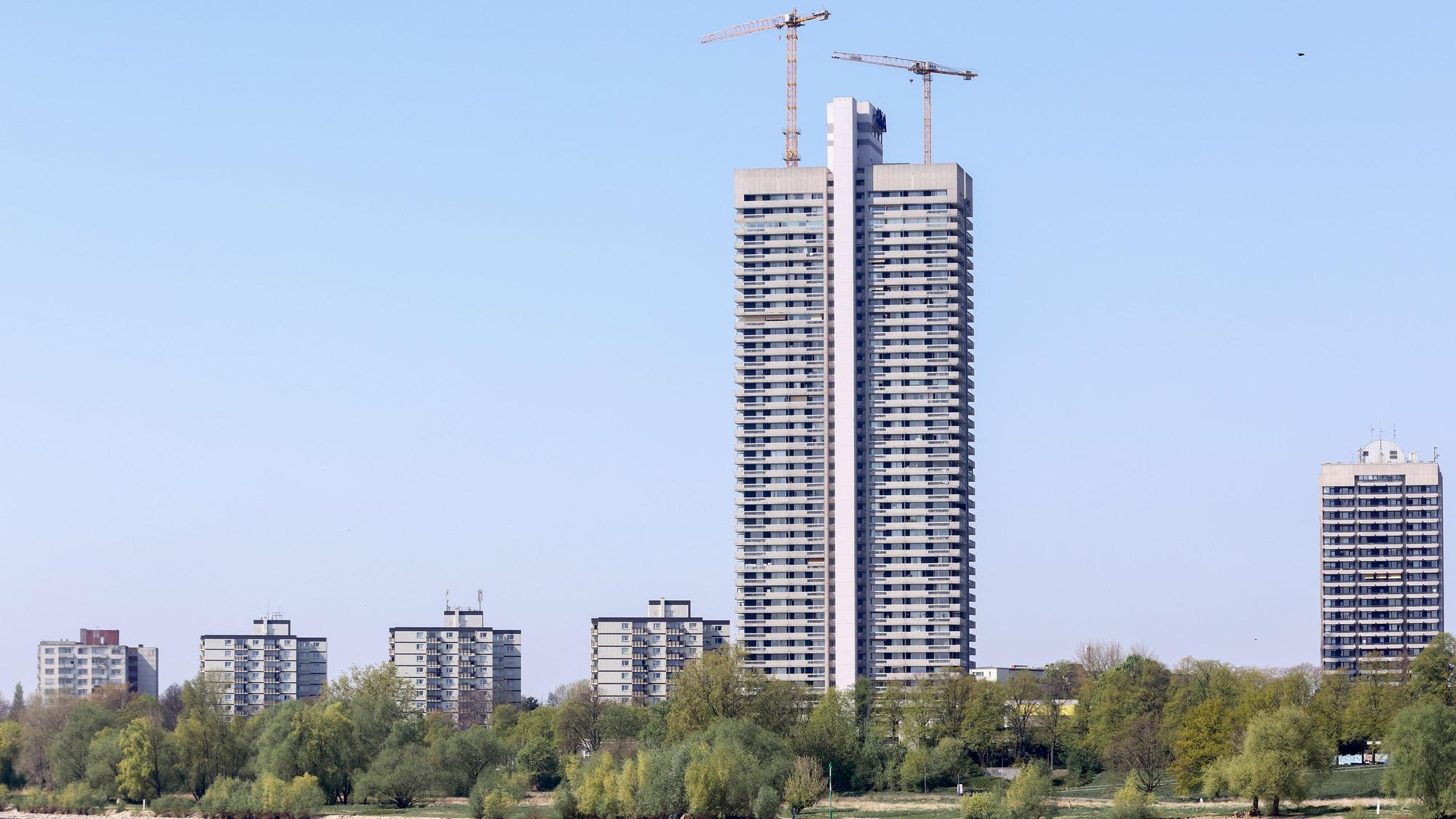 Die Außenansicht des Colonia-Hochhauses in Köln am Rhein.