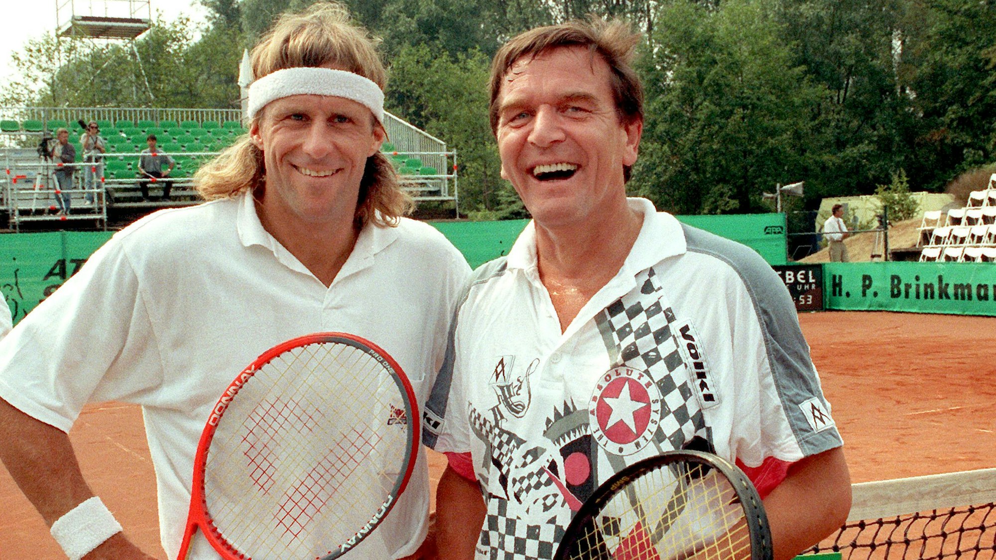 Im Rahmen der ATP-Senior-Tour spielte der damalige niedersächsiche Ministerpräsident Gerhard Schröder (r, SPD) ein Doppel mit Björn Borg (l).
