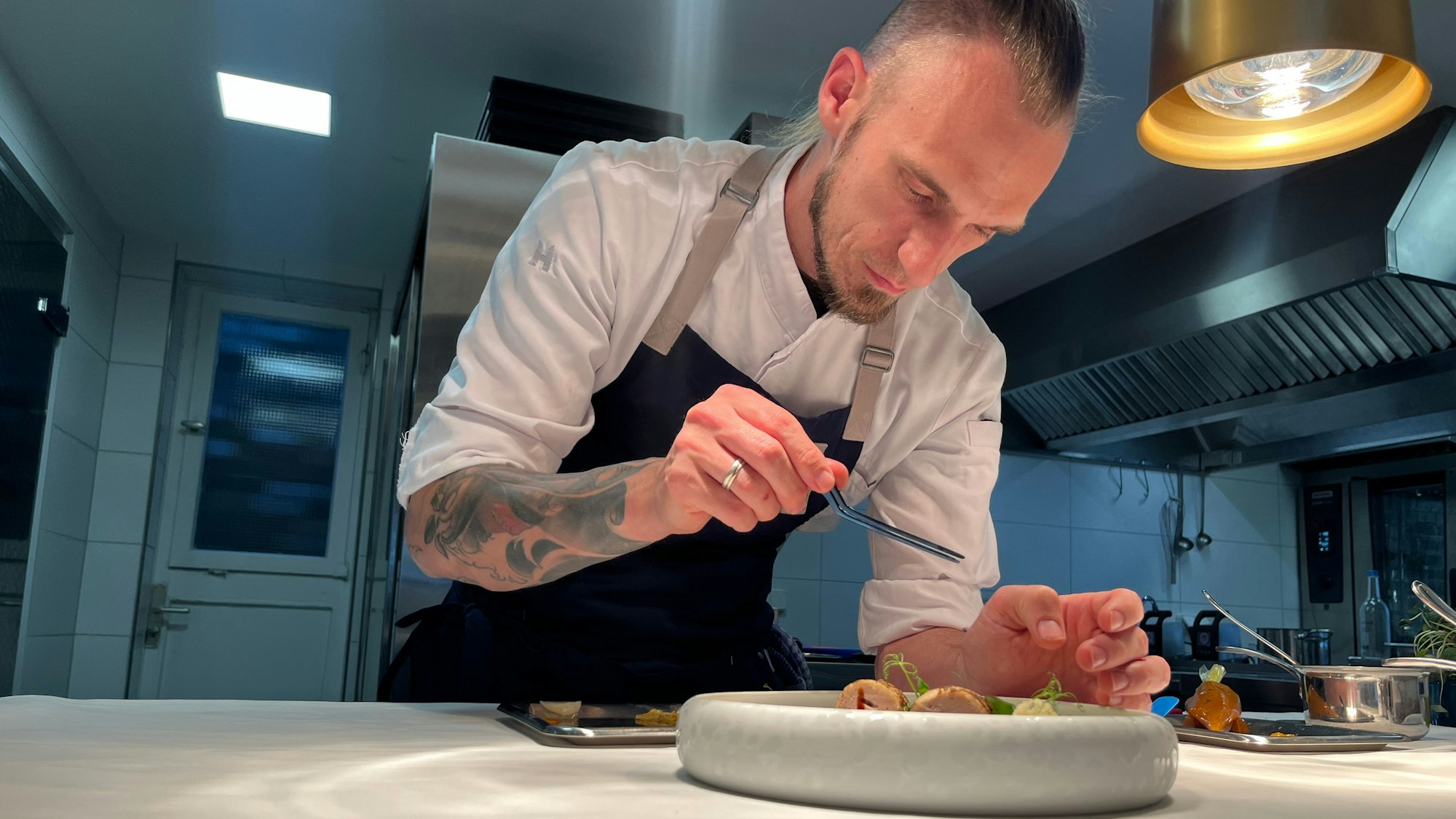 Der Küchenchef des Sevidian in Hennef-Stadt Blankenberg, Cyril Becker, hat ein Ostermenü zum Nachkochen kreiert, Fine Dining für Zuhause.