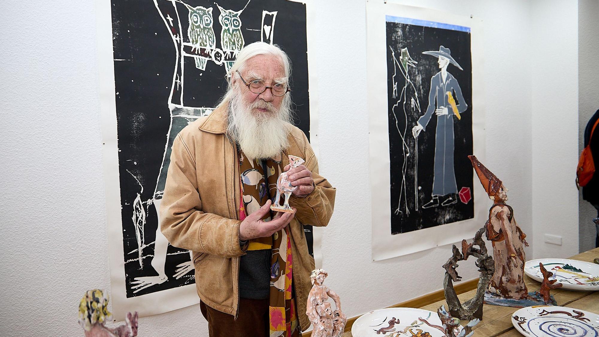 Der Künstler Werner Reuber steht inmitten seiner Arbeiten, die er in der Galerie Roy in Zülpich zeigt.