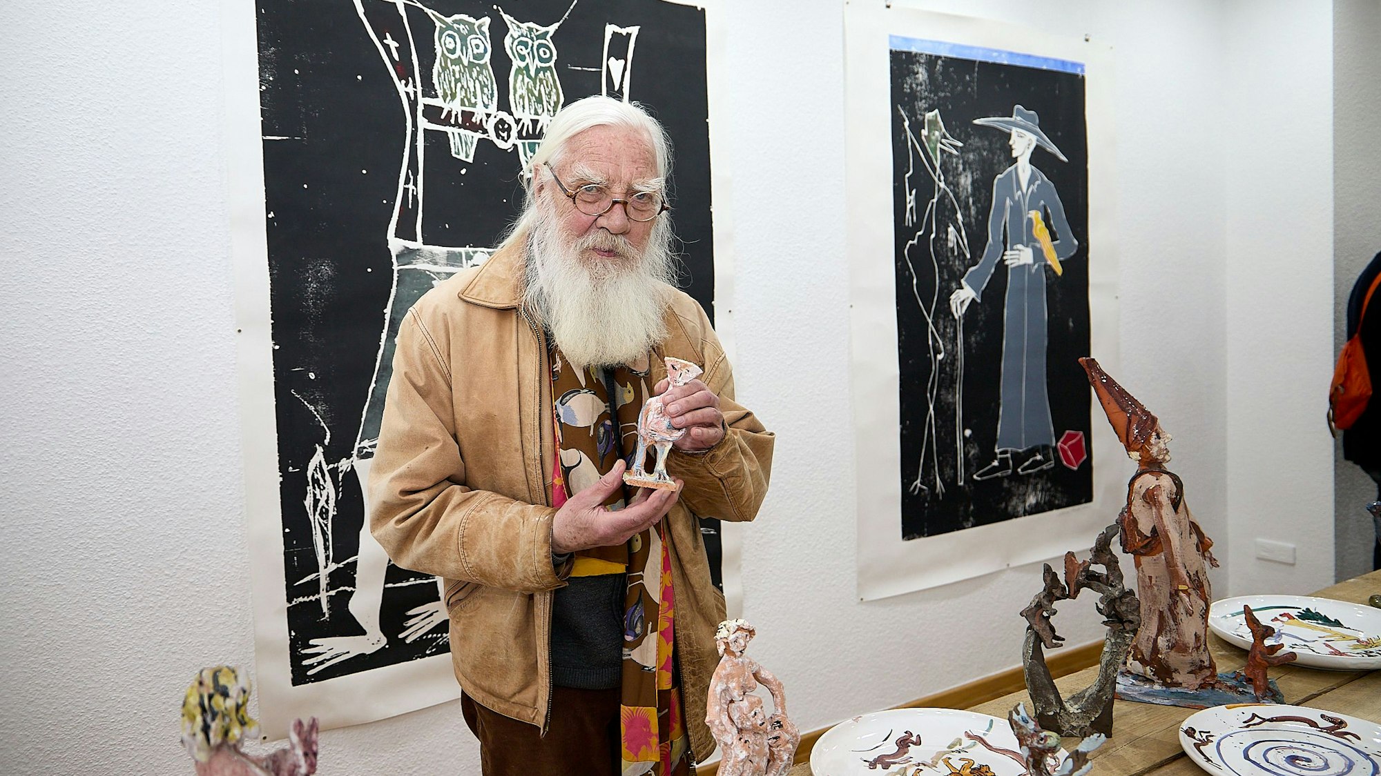 Der Künstler Werner Reuber steht inmitten seiner Arbeiten, die er in der Galerie Roy in Zülpich zeigt.